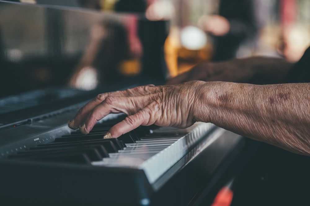 På Toner af Velvære: Hyggepianisten Skaber Musikkens Magi